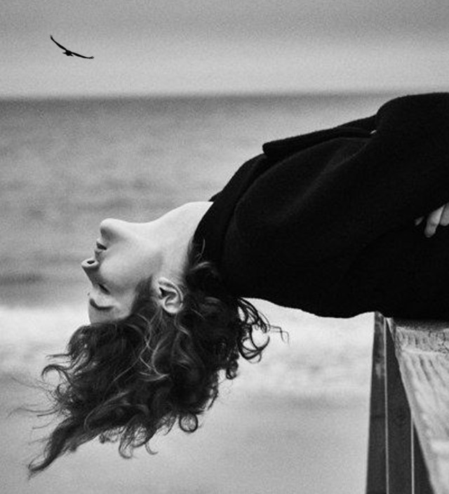 mulher- de olhos fechados-0bf26abfaac95c87c2a11df0377a547f